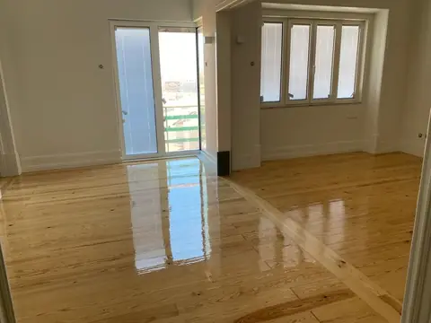 Sala com soalho de pinho envernizado