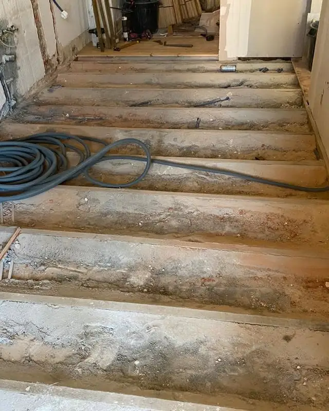 Pavimento antigo levantado até à estrutura.